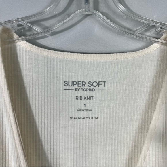 Torrid Cream Faux-Wrap Puff Floral Short Sleeve Super Soft Ribbed Knit Top NWT - Picture 3 of 5